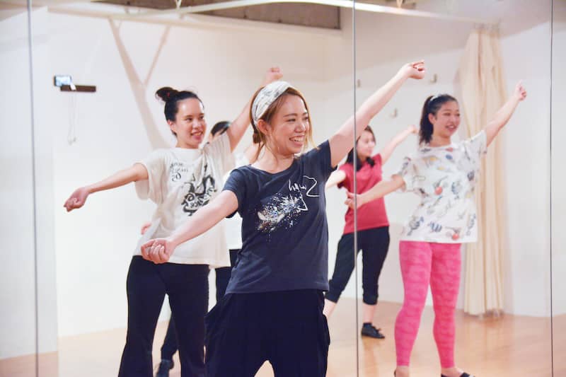 初心者でも進捗が見えるよう練習動画を確認する生徒